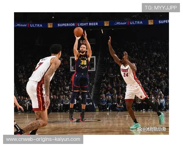 库里突破吸引双人防守后分球命中，勇士节奏上升